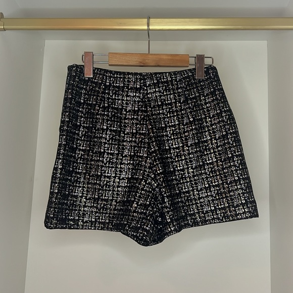 Metallic woman’s skort perfect for the Holiday season. - Picture 2 of 3